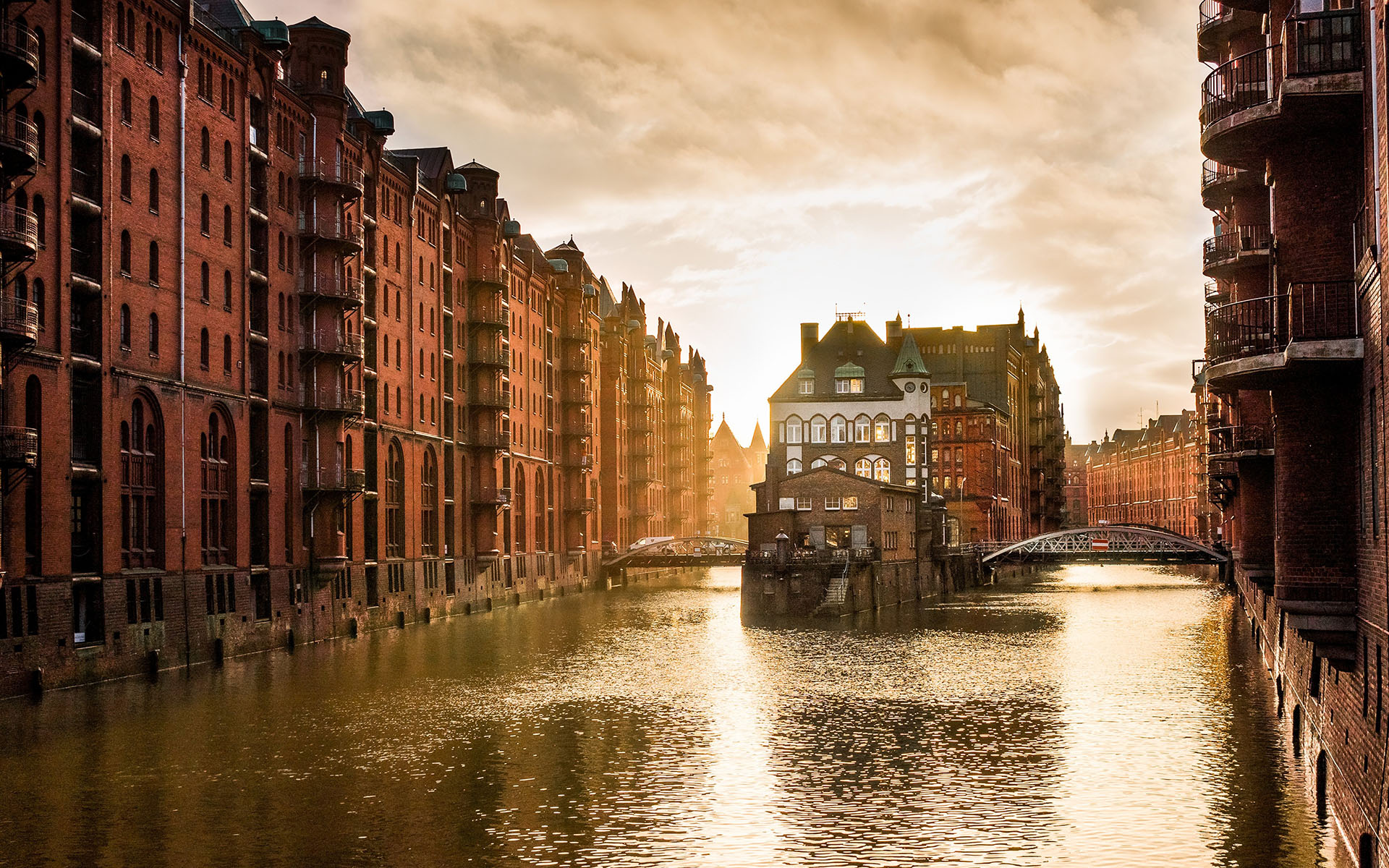 Hamburger Speicherstadt bei goldener Stunde